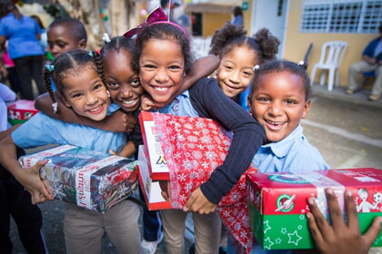 Kinderparlament unterwegs für „Weihnachten im Schuhkarton“